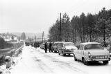 Úplně valné to nebylo ani s posypem silnic. Kvůli jeho nedostatečnosti uvázly stovky aut v prosinci 1968 na silnici mezi Prahou a Českými Budějovicemi.