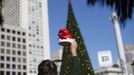 Vánoční strom na náměstí Union Square v San Franciscu. Každoročně se tu odehrává slet Santa Clausů - SantaCon.