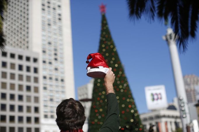 Vánoční strom na náměstí Union Square v San Franciscu. Každoročně se tu odehrává slet Santa Clausů - SantaCon.