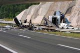 Trosky autobusu, který havaroval na dálnici v Chorvatsku.