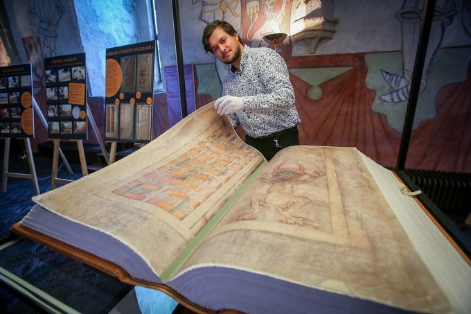 Muzejní pedagog Josef Novák představuje faksimili Codexu Gigas v Rytířském sále Prácheňského muzea v Písku, 4. června 2019.