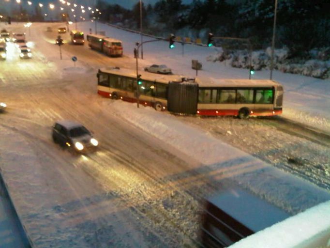 Na pražské Jeremiášově ulici zastavil dopravu kloubový autobus.