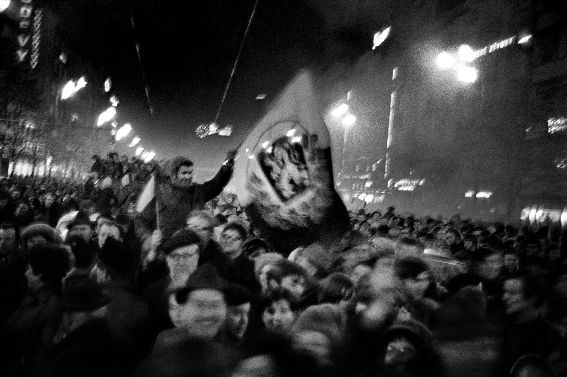 Pouliční oslavy vítězství československých hokejistů nad týmem Sovětského svazu na MS ve Stockholmu, březen 1969.