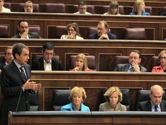 Vláda socialistického premiéra Zapatera musela přistoupit k nepopulárním rozpočtovým škrtům.