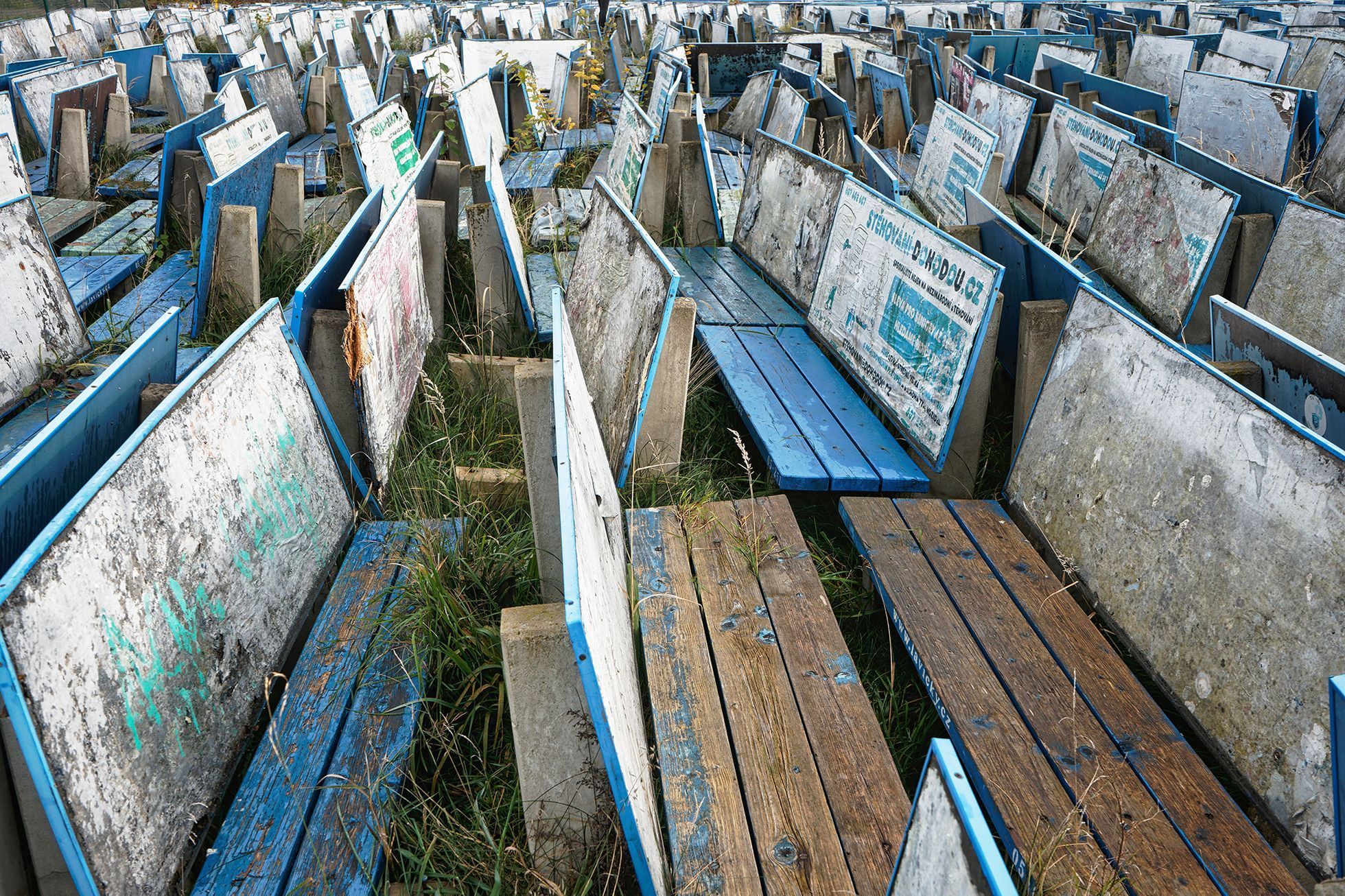 Hřbitov pražských laviček, které měly sloužit jako reklamní poutače (Praha-Libuš, Obrataňská ulice, 2022)
