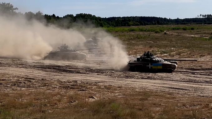"Tento tank je trofej. Ukořistili jsme ho u Černihivu a pak ho odvezli," popisuje v reportáži ukrajinský voják Viktor.