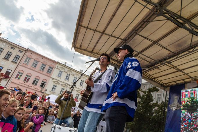 Ondřej Palát a Mirai Navrátil se Stanley Cupem ve Frýdku-Místku