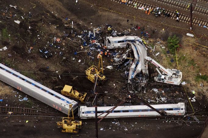 Záchranáři pracují na místě poblíž Philadelphie, kde po nehodě vykolejil vlak společnosti Amtrak.