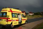 Záchranáře  v Ostravě napadla skupina patnácti lidí