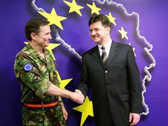 Evropská unie již v otázce bezpečnosti kooperuje. Na snímku (vpravo) představitel mezinárodního společenství pro Bosnu a Hercegovinu Miroslav Lajčák