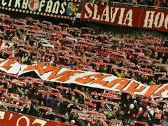 Fanoušci domácí Slavie se na utkání po zimní přestávce viditelně těšili. Utkání sledovalo na strahovském stadionu dohromady 11134 diváků.