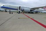Místa bude mít 90 členů delegace dost. Airbus A350-900 by pobral klidně i trojnásobnou výpravu. To by se však cesta nemohla odehrávat v časech koronaviru. A tchajwanská strana velmi pečlivě dbá na rozestupy a všechna myslitelná hygienická opatření. Nápisem China Airlines se nenechte zmást, jde o tchajwanské aerolinky, jejichž název odkazuje k oficiálnímu názvu země - Čínská republika na Tchaj-wanu.