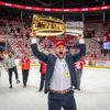5. finále hokejové extraligy 2020/21, Třinec - Liberec: Třinecký trenér Václav Varaďa s pohárem