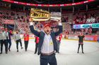5. finále hokejové extraligy 2020/21, Třinec - Liberec: Třinecký trenér Václav Varaďa s pohárem