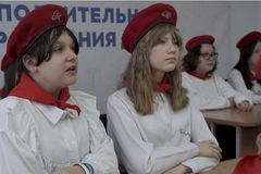 Propaganda v ruských školách naživo. Z dokumentu Pan Nikdo proti Putinovi mrazí