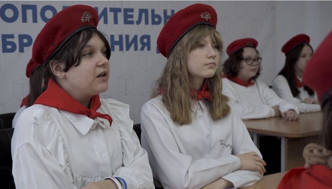 Záběry z dokumentu Pan Nikdo proti Putinovi (2025). Děti ve školách jsou přímo vystaveny ruské propagandě.