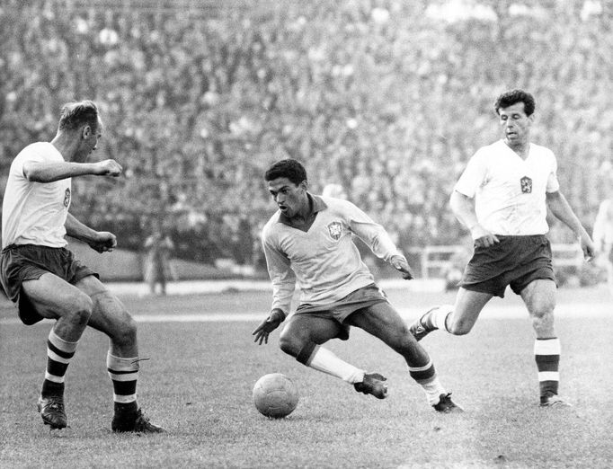 Ján Popluhár (vlevo) a Josef Masopust brání Garrinchu na MS 1962 v Chile.