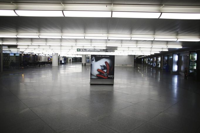 An advertising board is seen at a nearly empty arrival hall at Atocha rail station during a 24-hour nationwide general strike in Madrid, November 14, 2012. Spanish and Portuguese workers staged the first coordinated strike across the Iberian peninsula on Wednesday, shutting down transport, grounding flights and closing schools to protest austerity measures and tax hikes. REUTERS/Paul Hanna (SPAIN - Tags: POLITICS CIVIL UNREST BUSINESS EMPLOYMENT TRANSPORT) Published: Lis. 14, 2012, 8:56 dop.