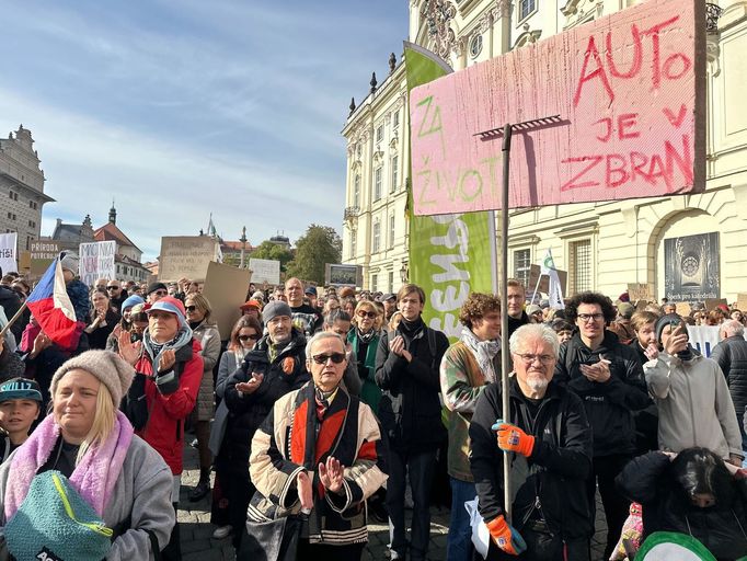 Demonstrace proti Petru Macinkovi na Hradčanském náměstí.