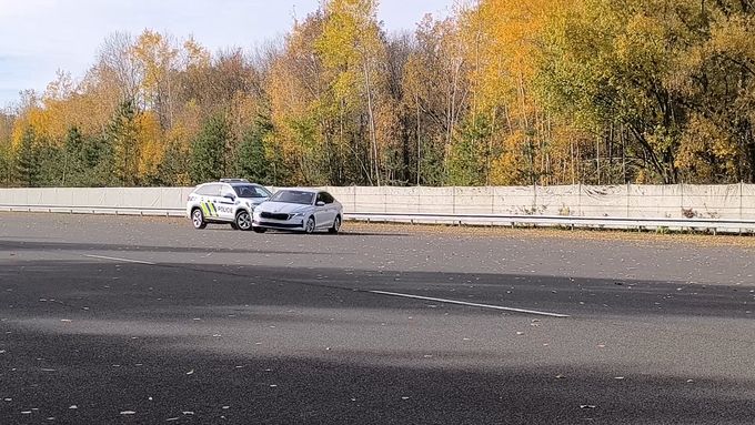 Záběry ukazují testování zastavení vozidla policejním autem
