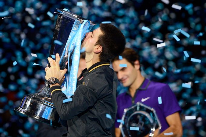 Srbský tenista Novak Djokovič v utkání se Švýcarem Rogerem Federerem ve finále Turnaje mistrů 2012.