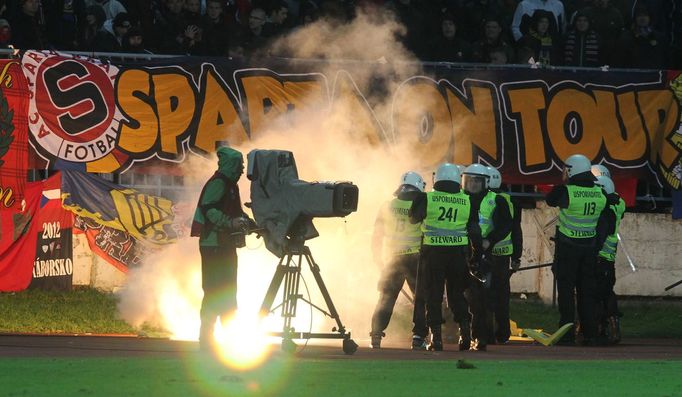 EL, Slovan-Sparta: řádění fanoušků