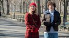 Claire Danes jako Rachel a Jesse Eisenberg v roli Tobyho Fleishmana.