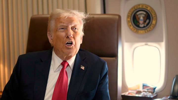 Telefonát, co ukončil ruskou izolaci. Trump mluvil s Putinem, poté zavolal Zelenskému