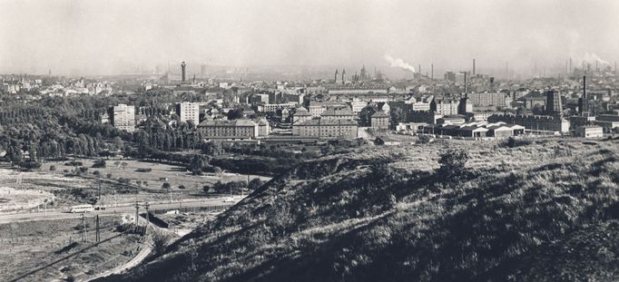 Ukázka z nové knihy Ondřeje Durczaka a Jiřího Siostrzonka "Zrození
metropole. Ostrava ve fotografiích padesátých a šedesátých let 20. století" vydané v prosinci roku 2022