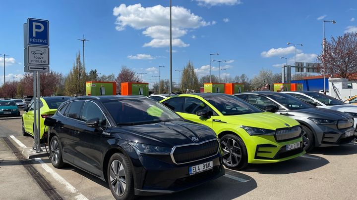 Stát spustí dotaci na nákup elektroaut firmami. Na osobní auto přispěje až 200 tisíc; Zdroj foto: Eva Srpová