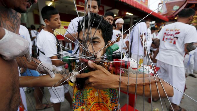 Foto: Nic pro jemné povahy. Na festivalu v Phuketu si tradičně propichují tváře a těla. A to lecčíms