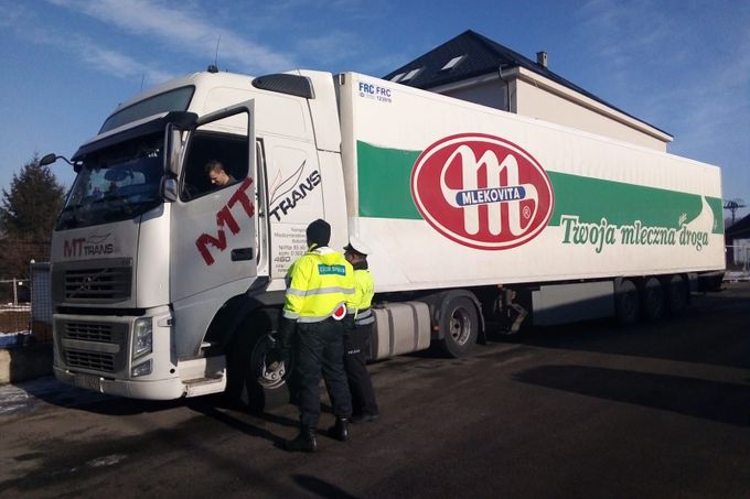 Kontrola kamionů na hranicích v Bělovsi u Náchoda.
