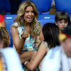Manželka Rafaela van der Vaarta Sylvie se podepisuje fanouškovi Německa před utkáním Nizozemska s Německem na Euru 2012