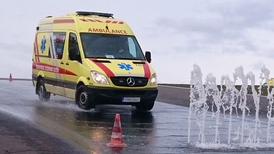 Zapnutý maják není buldozer. Adrenalin by řidiče sanitky neměl vzrušovat