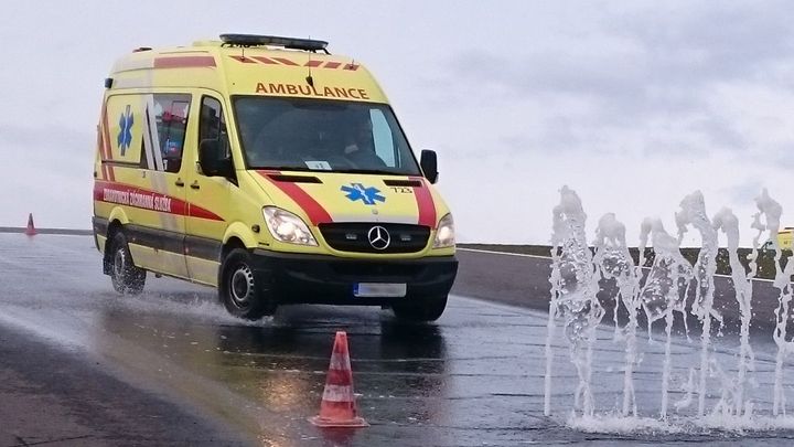 Zapnutý maják není buldozer. Adrenalin by řidiče sanitky neměl vzrušovat