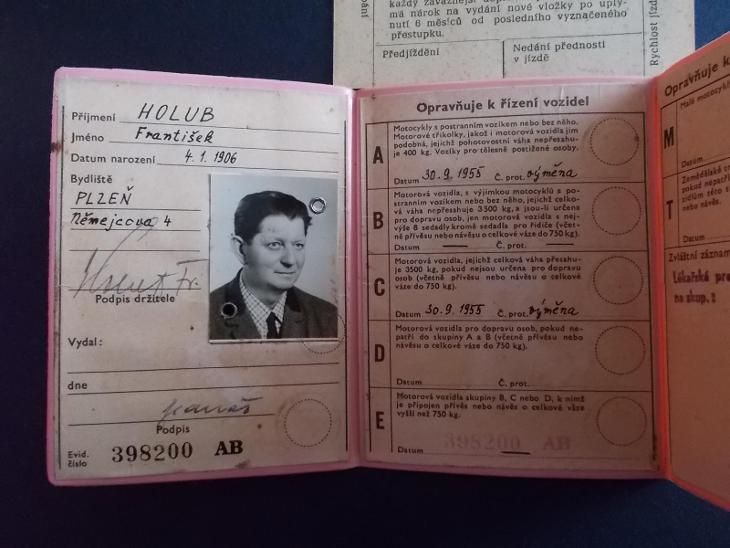 Staré řidičské průkazy v aukci Aukro