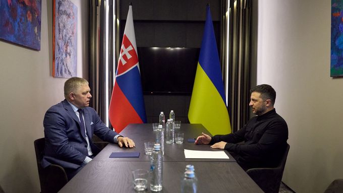 Ukrajinský prezident Volodymyr Zelenskyj se v pátek setkal v Užhorodu se slovenským premiérem Robertem Ficem. Jednání označil za smysluplné.