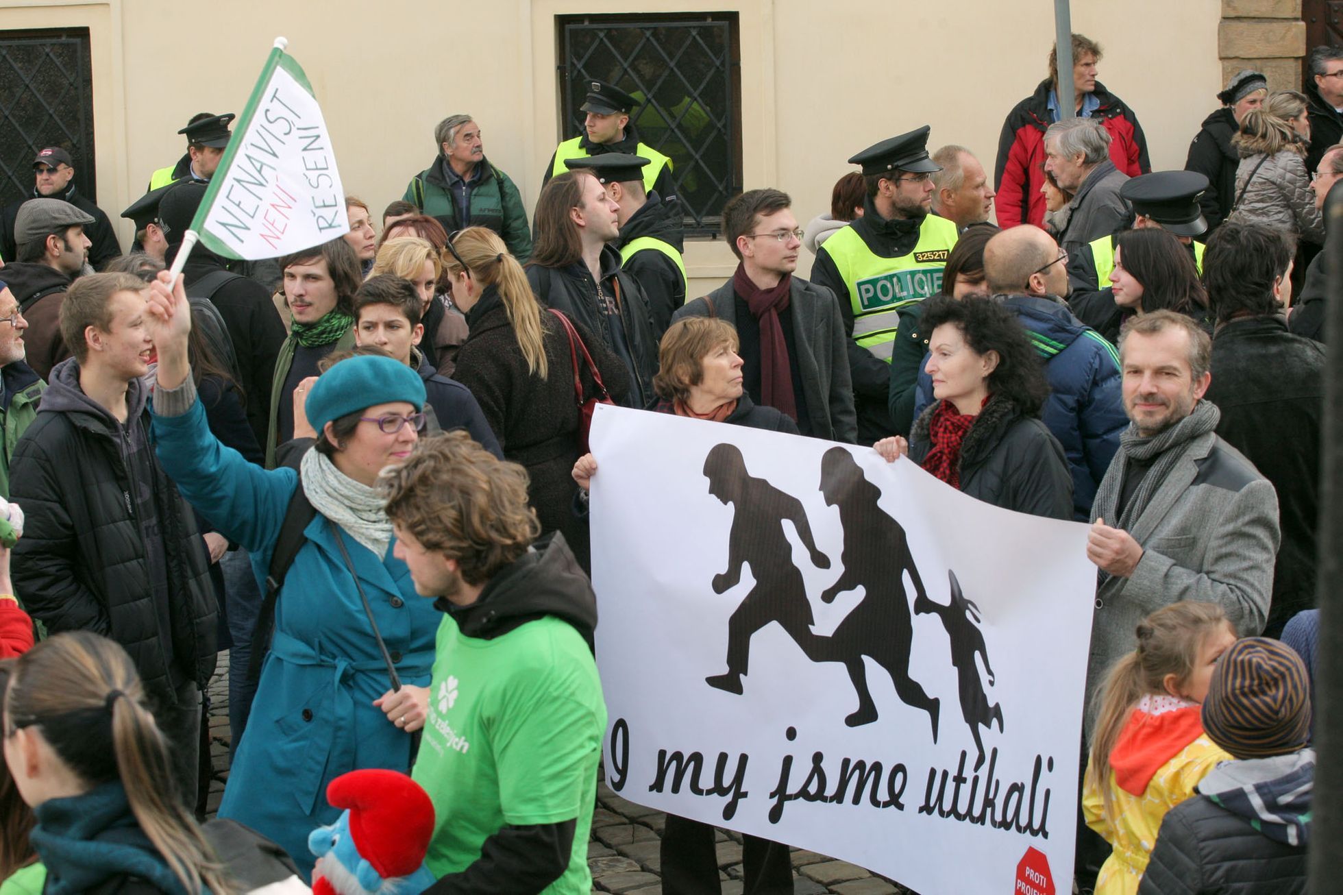 Uprchlíci vítejte, náckové táhněte