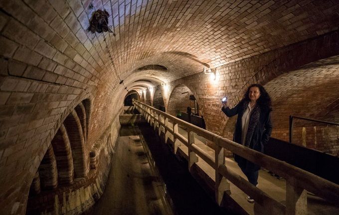 Prohlídka Staré čistírny odpadních vod v Praze-Bubenči, 2021. Historické cihlové podzemí s průvodcem a ukázkami původních technologií.