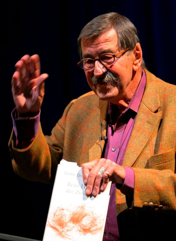 Günter Grass představuje svou autobiografii Beim Häuten der Zwiebel na akci v opeře ve Frankfurtu nad Mohanem, Německo, 5. září 2006.