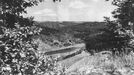 Historická fotografie zachycující tehdejší malebnou krajinu Svatojánských proudů před výstavbou vodní nádrže Štěchovice. Nedatováno.