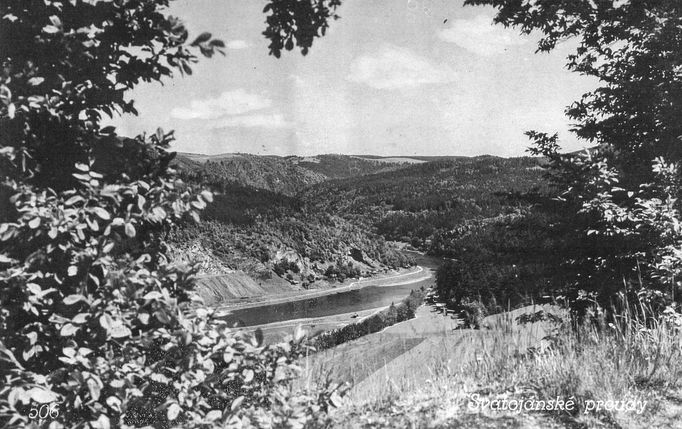 Historická fotografie zachycující tehdejší malebnou krajinu Svatojánských proudů před výstavbou vodní nádrže Štěchovice. Nedatováno.