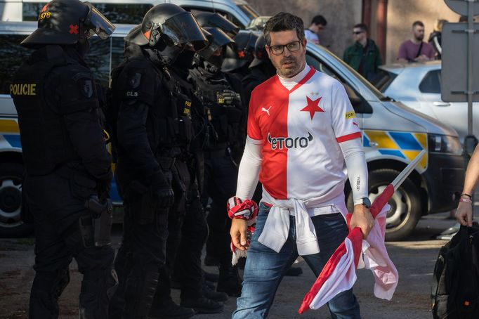 Pochod fanoušků Slavie z Náměstí Republiky na finále Mol Cupu na stadion pražské Sparty na Letné.