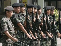 Thajská vláda se prozatím opírá především o zbraně svých vojáků, nikoli o hlasy voličů