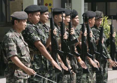 Thajští vojáci salutují premiérovi