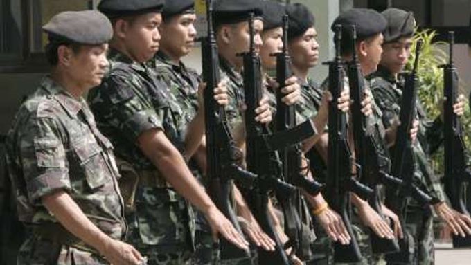 Thajští vojáci salutují premiérovi jmenovanému armádou