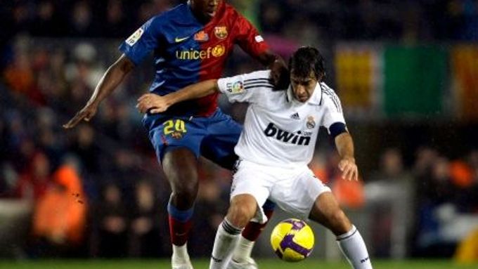 Útočník Realu Madrid raul bojuje o míč s Yayou Tourem z FC Barcelona.