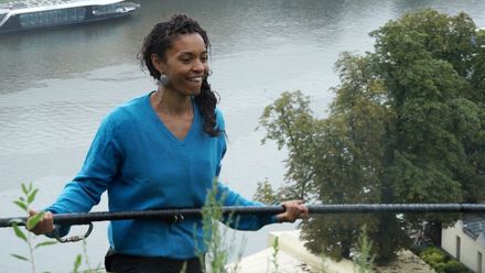 Bez jištění 35 metrů nad hladinou. Nebojím se, říká žena, která po laně přejde Vltavu