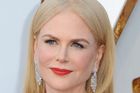 Platinová blondýna Nicole Kidman působila už trochu jako přestárlá chladnokrevná barbína.