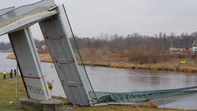 Lávka u Trojského zámku se zřítila do Vltavy